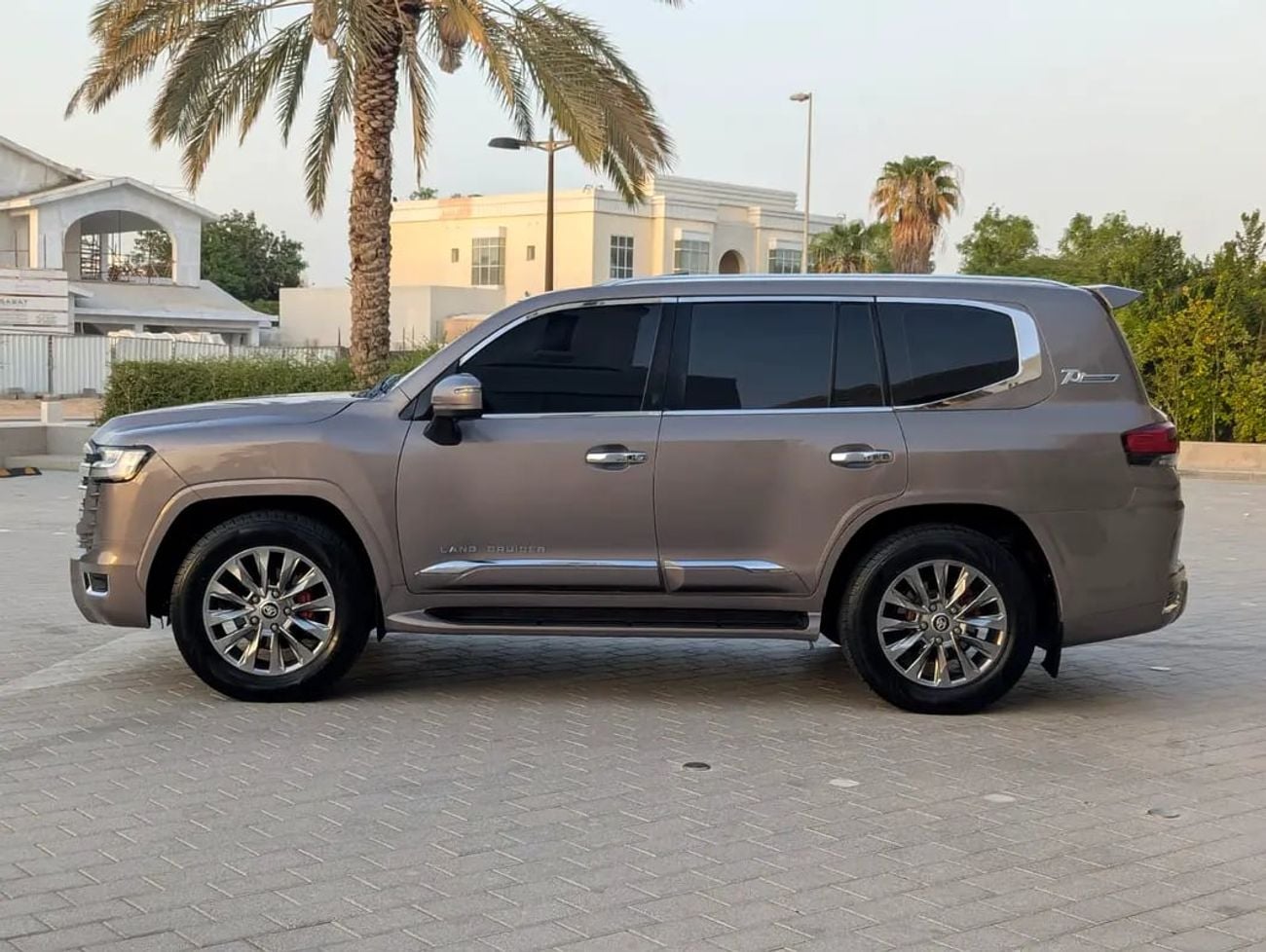 Toyota Land Cruiser VXR Facelifted With Interior and Exterior GCC Specs | Well Maintained