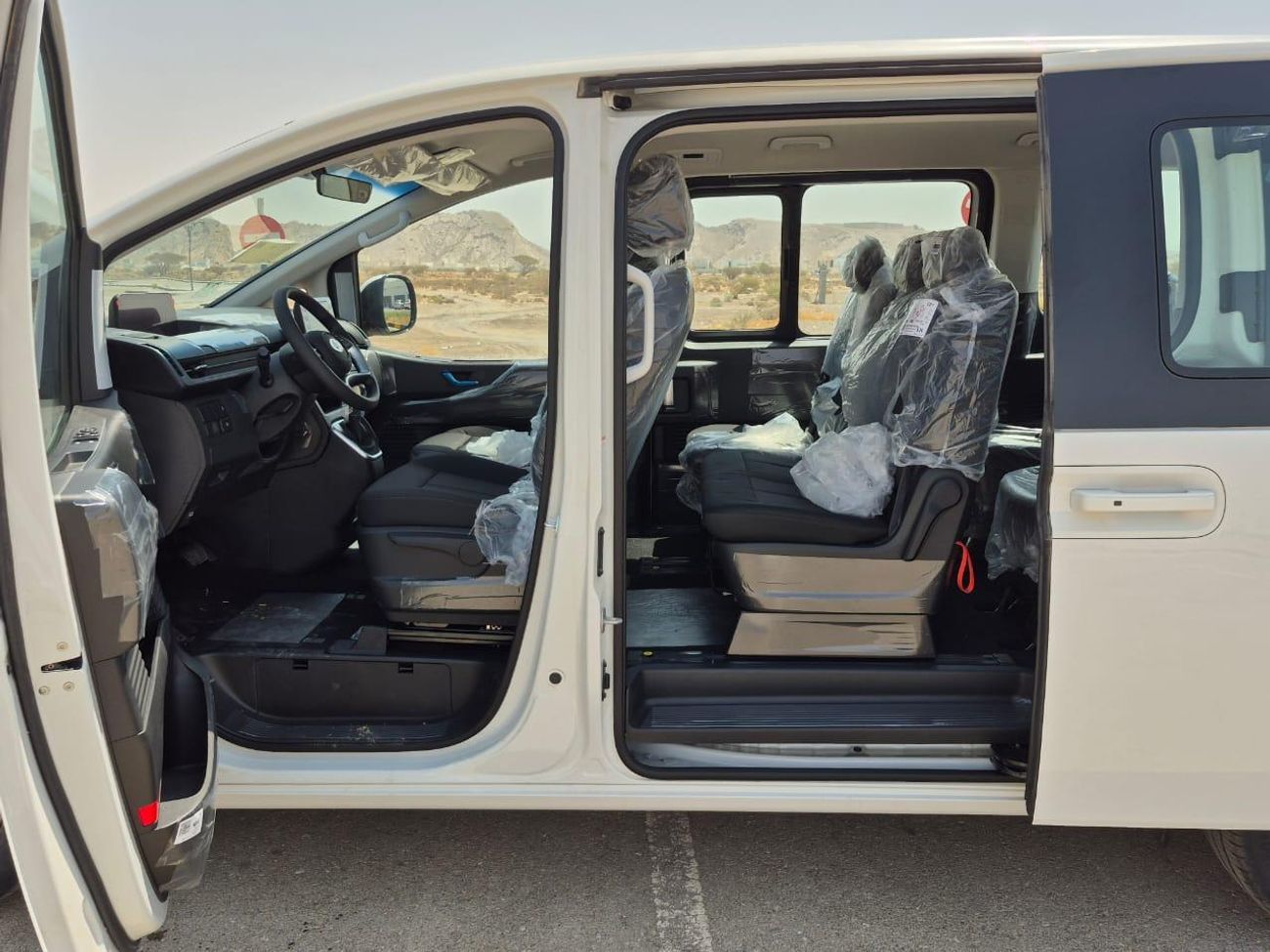 Hyundai Staria 2.2 Turbo Diesel , Luxury , fully loaded without sunroof