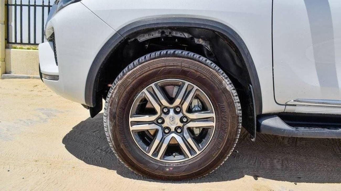 تويوتا فورتونر 2025 Toyota Fortuner 4.0L Petrol AT (White-Beige)
