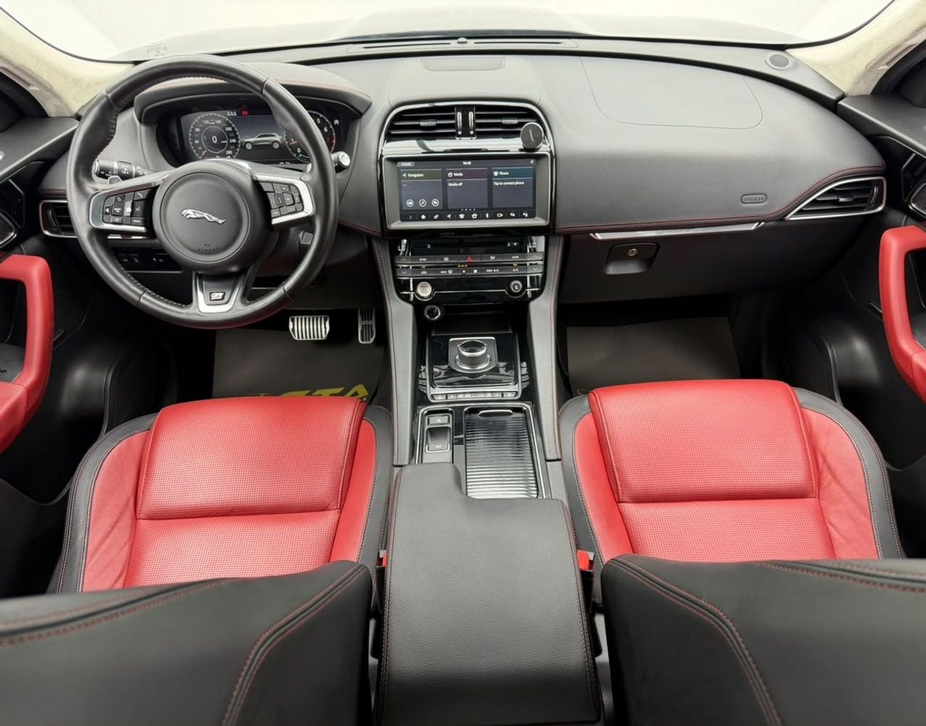 جاكوار F بيس R-SPORT