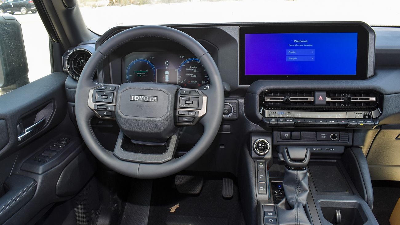 تويوتا برادو 2.4L Petrol with Sunroof