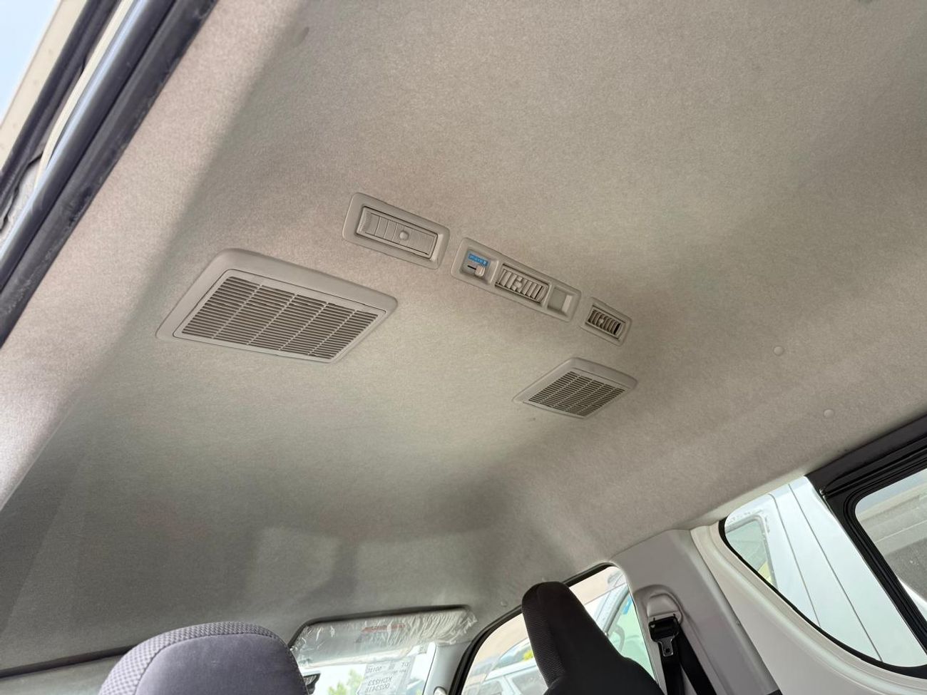 Toyota Hiace Toyota hiace 2015 diesel with seats 14 RHD white in colour