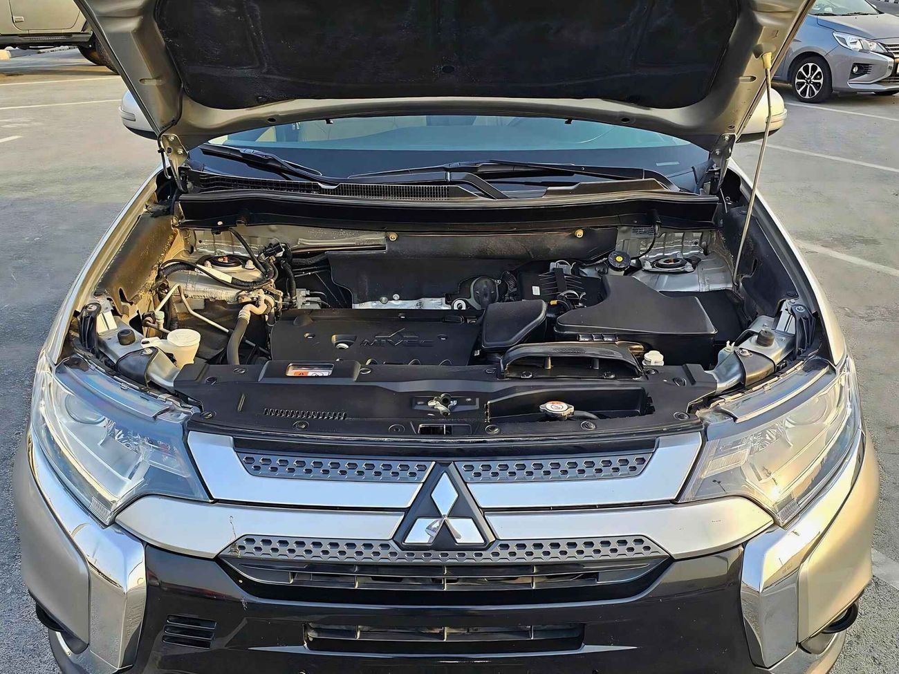 Mitsubishi Outlander GLX/ 4WD/ LEATHER SEATS/ DVD/ LOW MILEAGE/ GCC/ 657 MONTHLY/ LOT# 702843