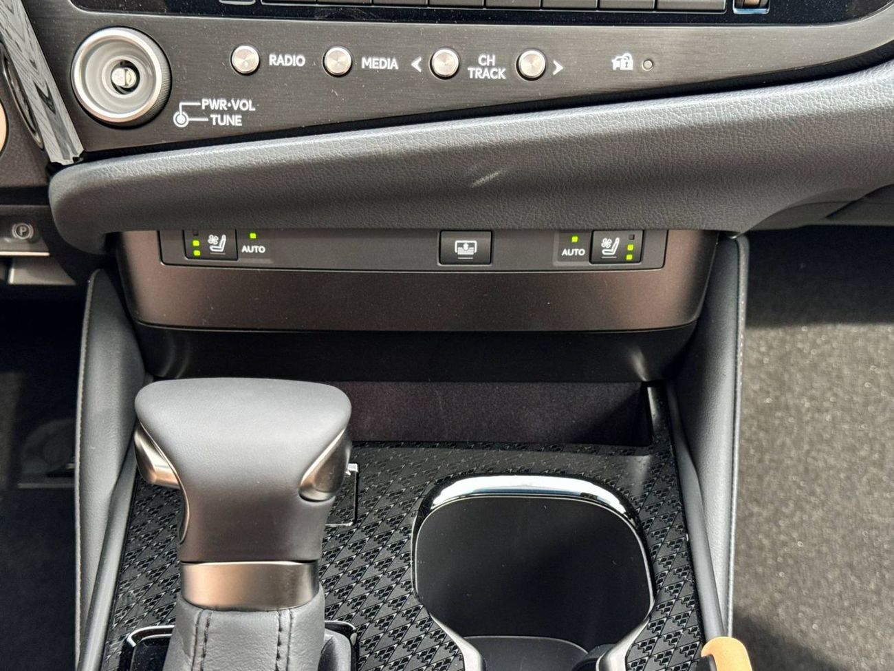 لكزس ES 350 2025 LEXUS ES350 3.5L PANAROMIC ELITE GCC BRAND NEW 0KM