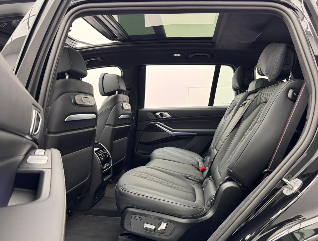 بي أم دبليو X7 2025 BMW X7 xDrive40i M-Sport Pro, 2030 BMW Warranty + Service Pack, Low Km, Fully Loaded, GCC