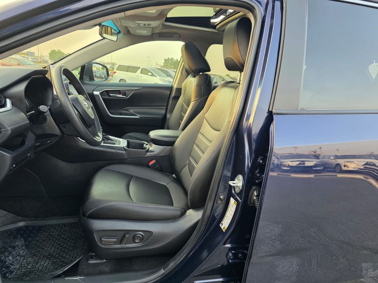 Toyota RAV4 2023 Model Sunroof , Push button , leather seats and trunk automatic