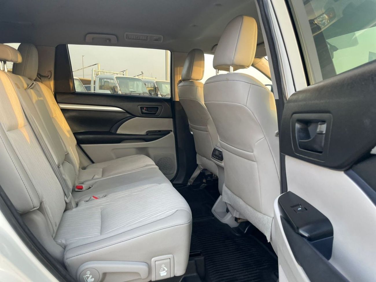 تويوتا هايلاندر 2015 Toyota Highlander LE+ 4x4 AWD - Trunk Auto Rear CAM - 7 Seater -