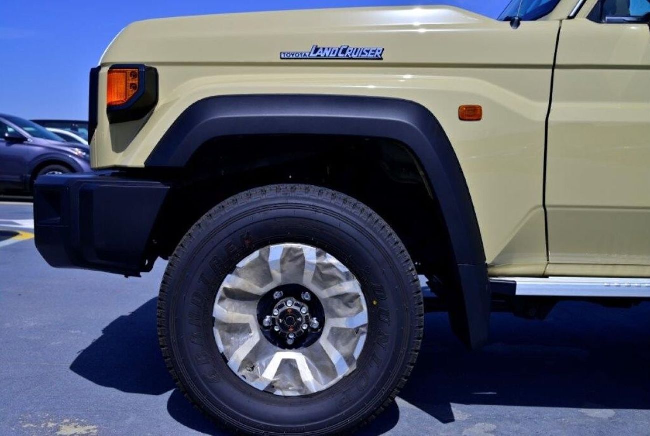 تويوتا لاند كروزر 70 4.0L Petrol 4WD Automatic