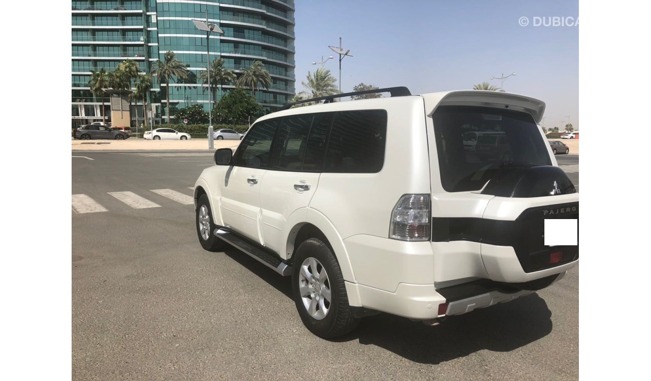 ميتسوبيشي باجيرو GCC EMI 1030X60 , 0% DOWN PAYMENT,MINT CONDITION ,SUNROOF