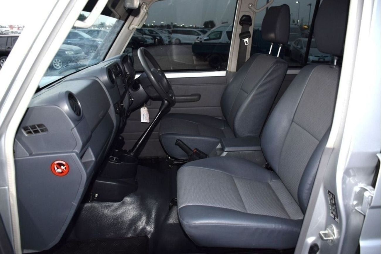 تويوتا لاند كروزر بيك آب 4.5L 8cyl Diesel, Manual, Four Wheel (Right hand)