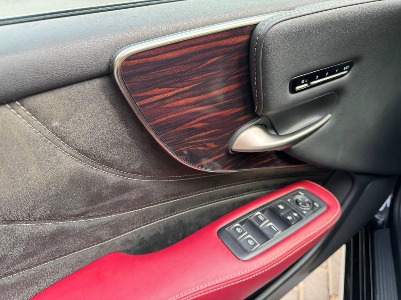 لكزس LS 500 محرك V6 سعة 3.5 لتر / أعلى المواصفات لكبار الشخصيات / كاميرات 360 درجة / تدليك لجميع المقاعد / بحالة