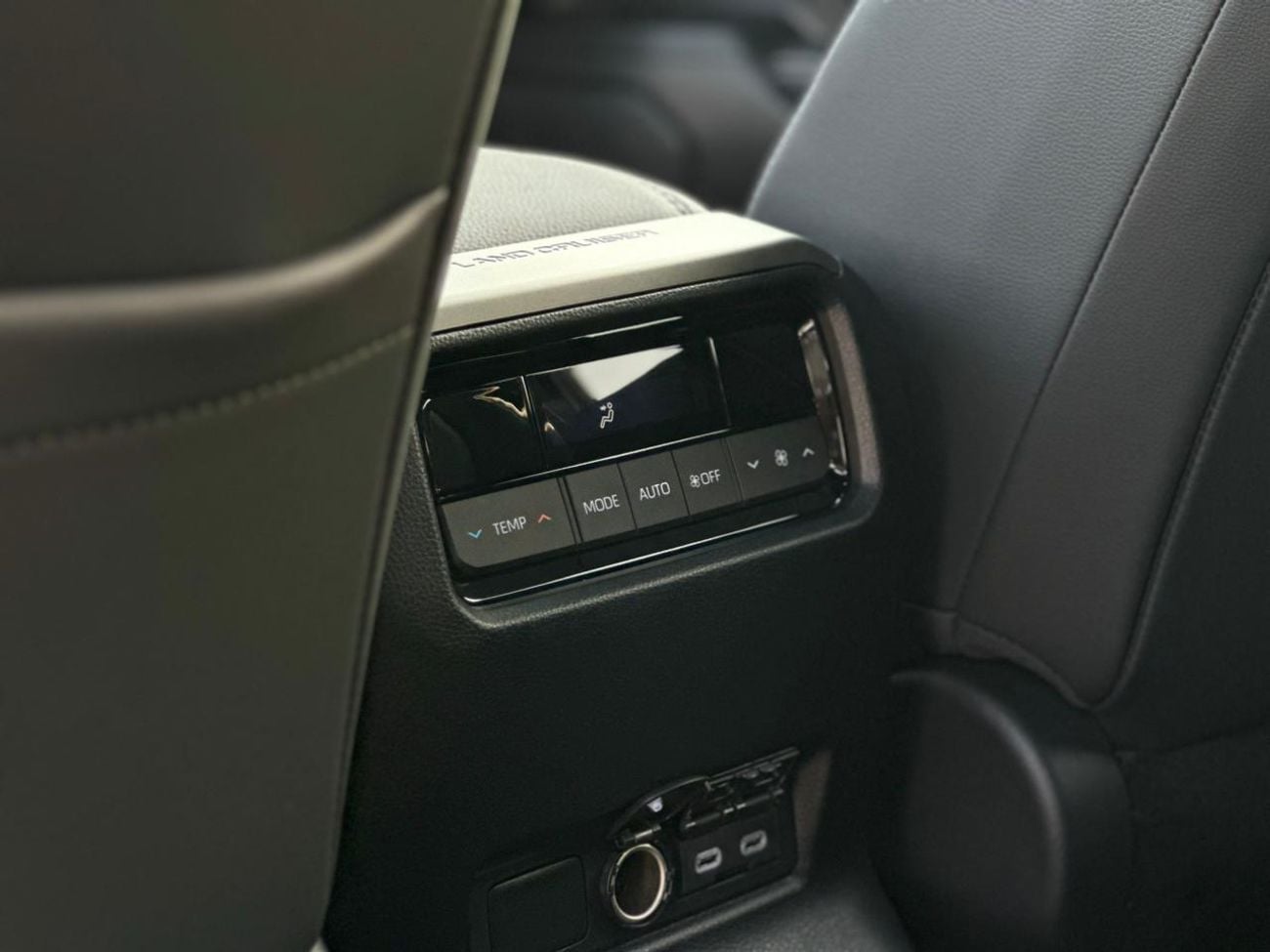تويوتا برادو VXR Adventure Dual Tone 2.4T