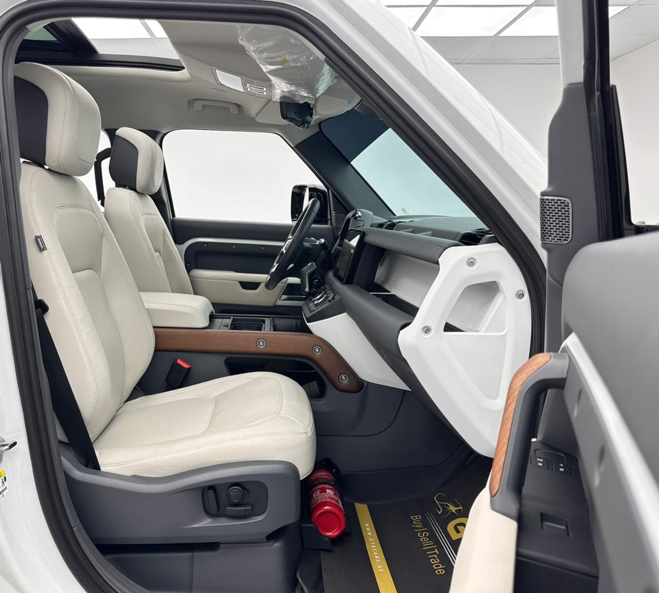 Land Rover Defender 2024 Land Rover Defender 110 HSE, 11/2028 Warranty, 01/2029 Service Contract, Land Rover FSH, GCC