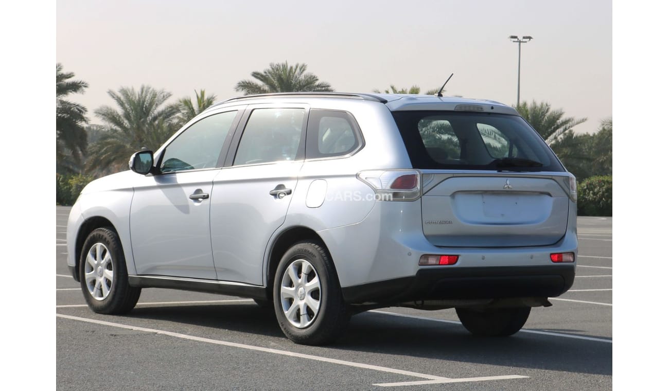 ميتسوبيشي آوتلاندر 2014 | MITSUBISHI OUTLANDER - 7 SEATER CAPACITY PETROL A/T WITH GCC SPECS AND EXCELLENT CONDITION