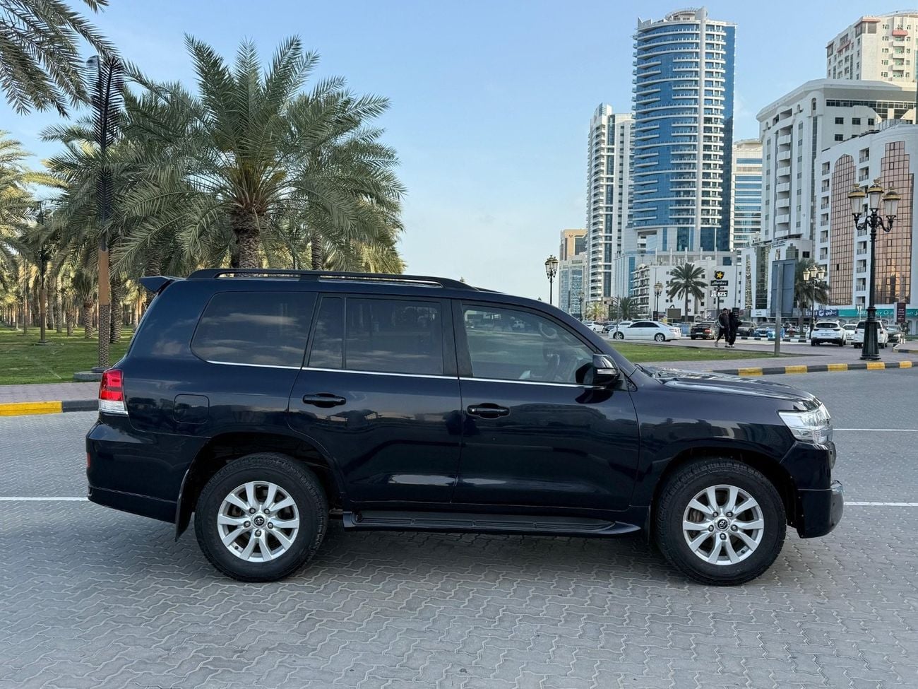 Toyota Land Cruiser 200 Series VX update to Sahara shape