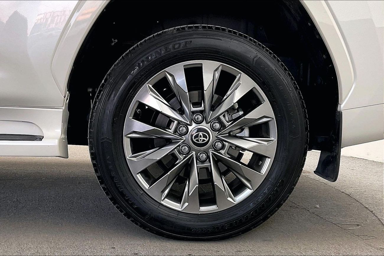 تويوتا لاند كروزر GXR | National Day Celebration | شامل الضمان | 0 ﺪﻔﻋﺓ ﺃﻮﻟﻯ