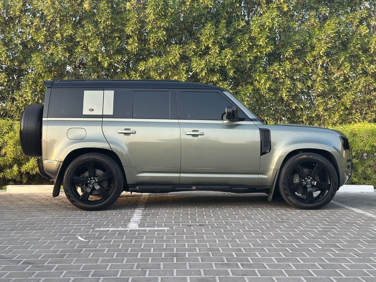 Land Rover Defender  ( Amazing Condition )