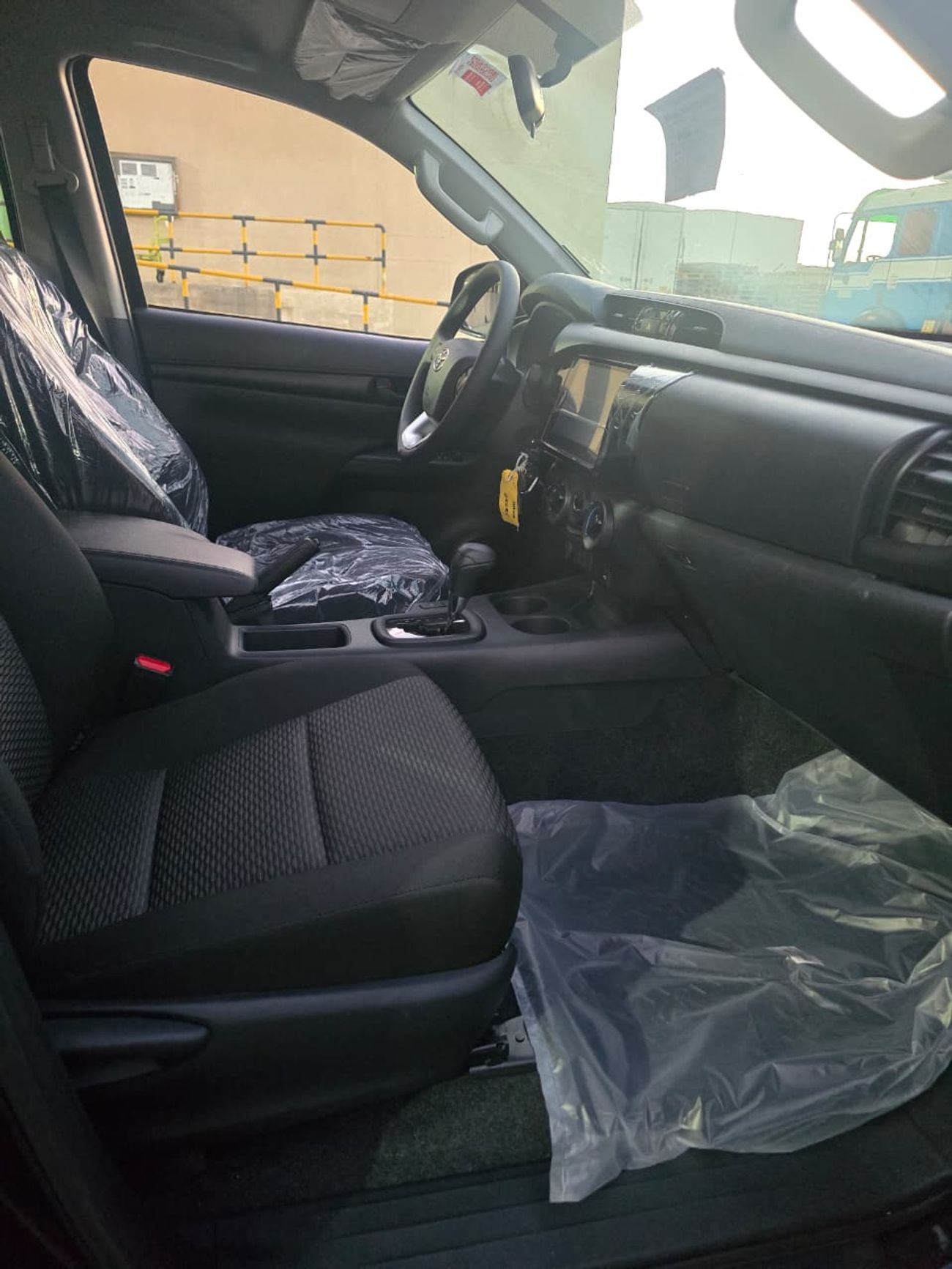 تويوتا هيلوكس Toyota Hilux 2.7L 2025 AT DC Mid Black Petrol (Export Only Africa)