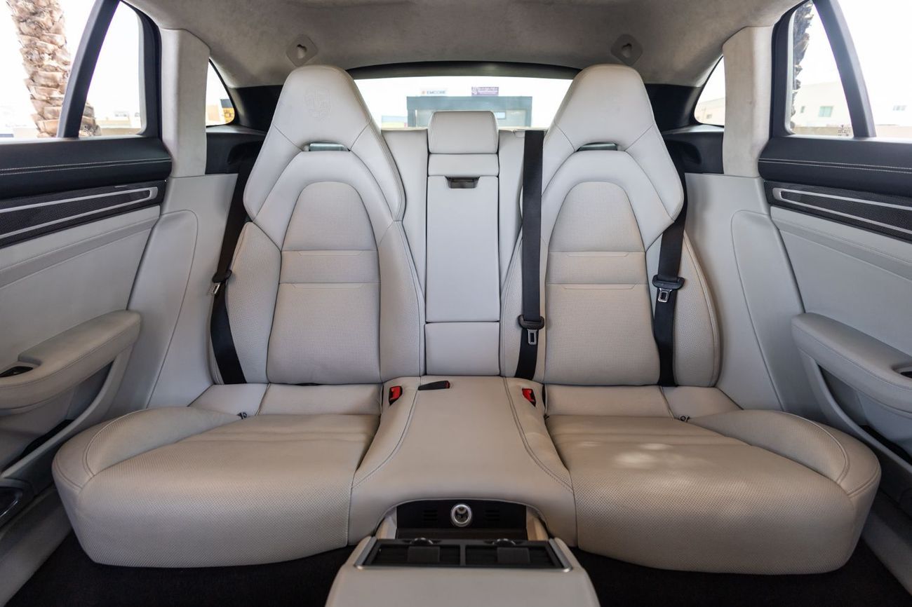 Porsche Panamera Turbo Sport Turismo 4.0L RWD