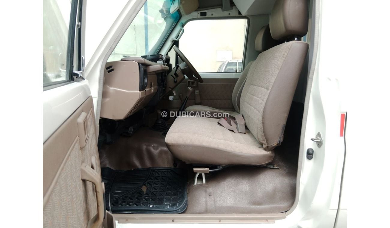 Toyota Land Cruiser 70 TOYOTA LAND CRUISER AMBULANCE RIGHT HAND DRIVE (PM1507)