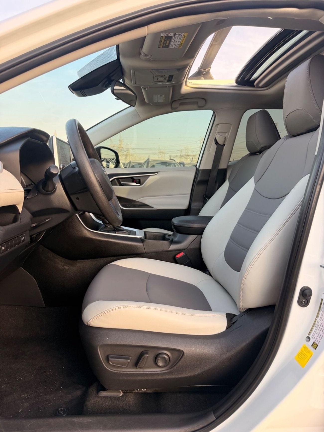تويوتا راف ٤ XLE 2.5L / sunroof, leather seats/ full option 2023