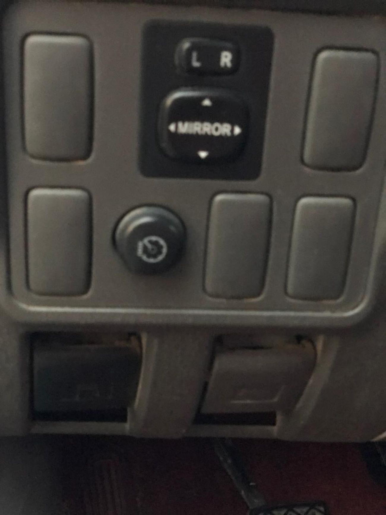 تويوتا هيلوكس 2.7L Petrol, M/T, Power Windows (CODE # 6430)