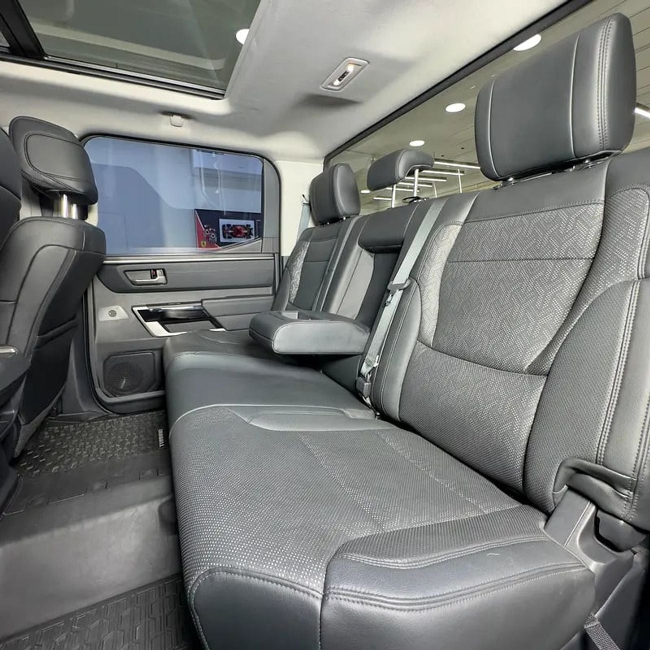 تويوتا تاندرا Crewmax Limited 5.7L Limited