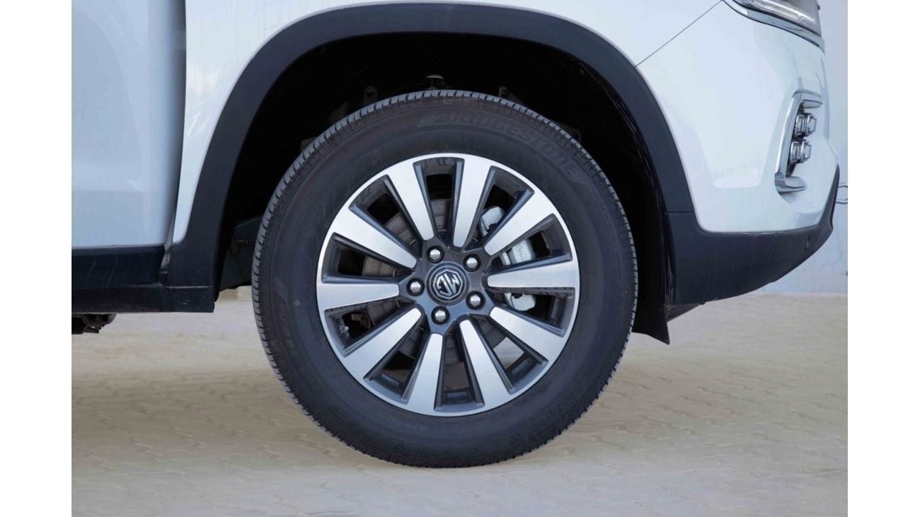 MG RX8 2023 MG RX8 4X2 2.0 STANDARD - Pearl White inside Beige