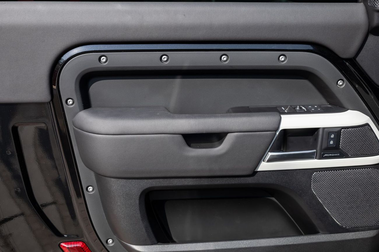 لاند روفر ديفندر P300 90 X-Dynamic SE 2.0L (5 Seater)