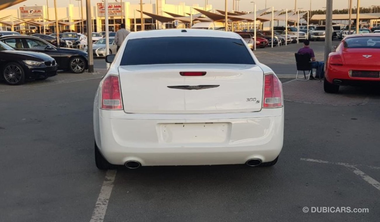 Chrysler 300C 2013 GCC car prefect condition full option panoramic roof leather seats back ca