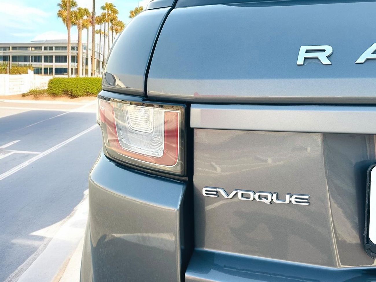 لاند روفر رانج روفر إيفوك SE 2.0L SUV (5 Door) | 2016 | GCC SPECS | AED 1,220 PER MONTH