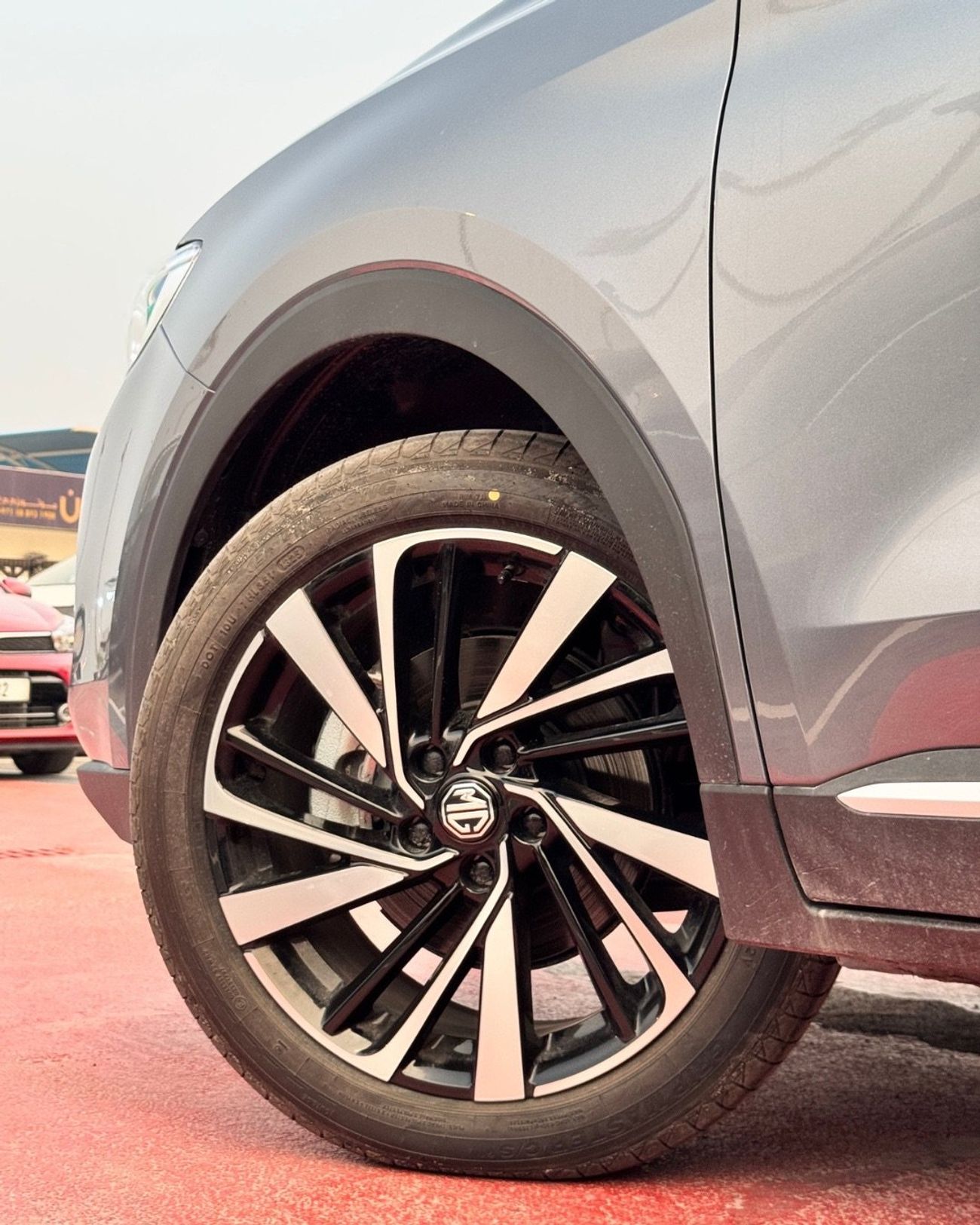 MG ZS LUX