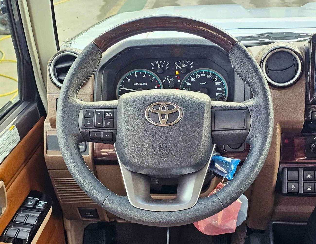 تويوتا لاند كروزر 70 LX LC76 / 4.0L PETROL A/T / DIFFLOCK / WINCH, SNORKEL / REFRIGERATOR / OVER FENDER (CODE # 76PAF)