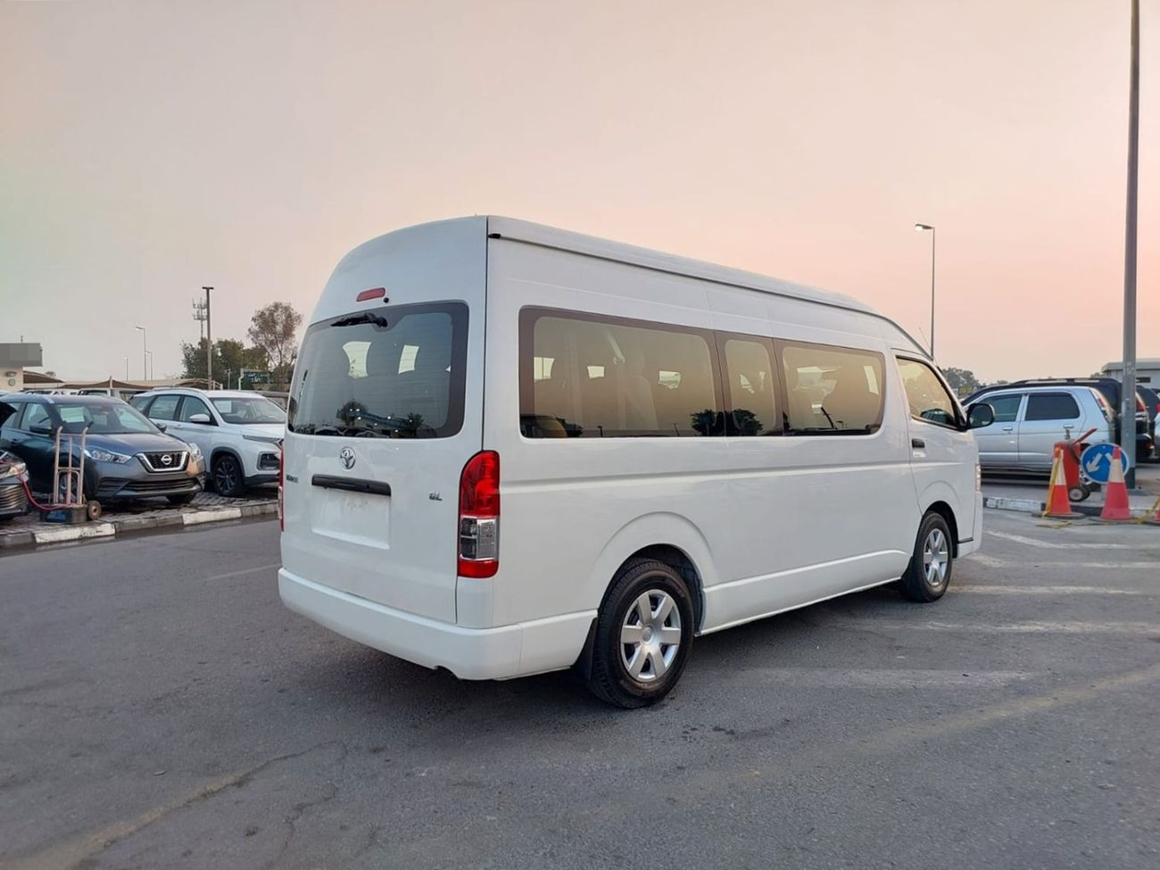 Toyota Hiace TOYOTA HIACE COMMUTER VAN RHD 2016 MODEL 3.0 L DIESEL AUTOMATIC(PM28060)