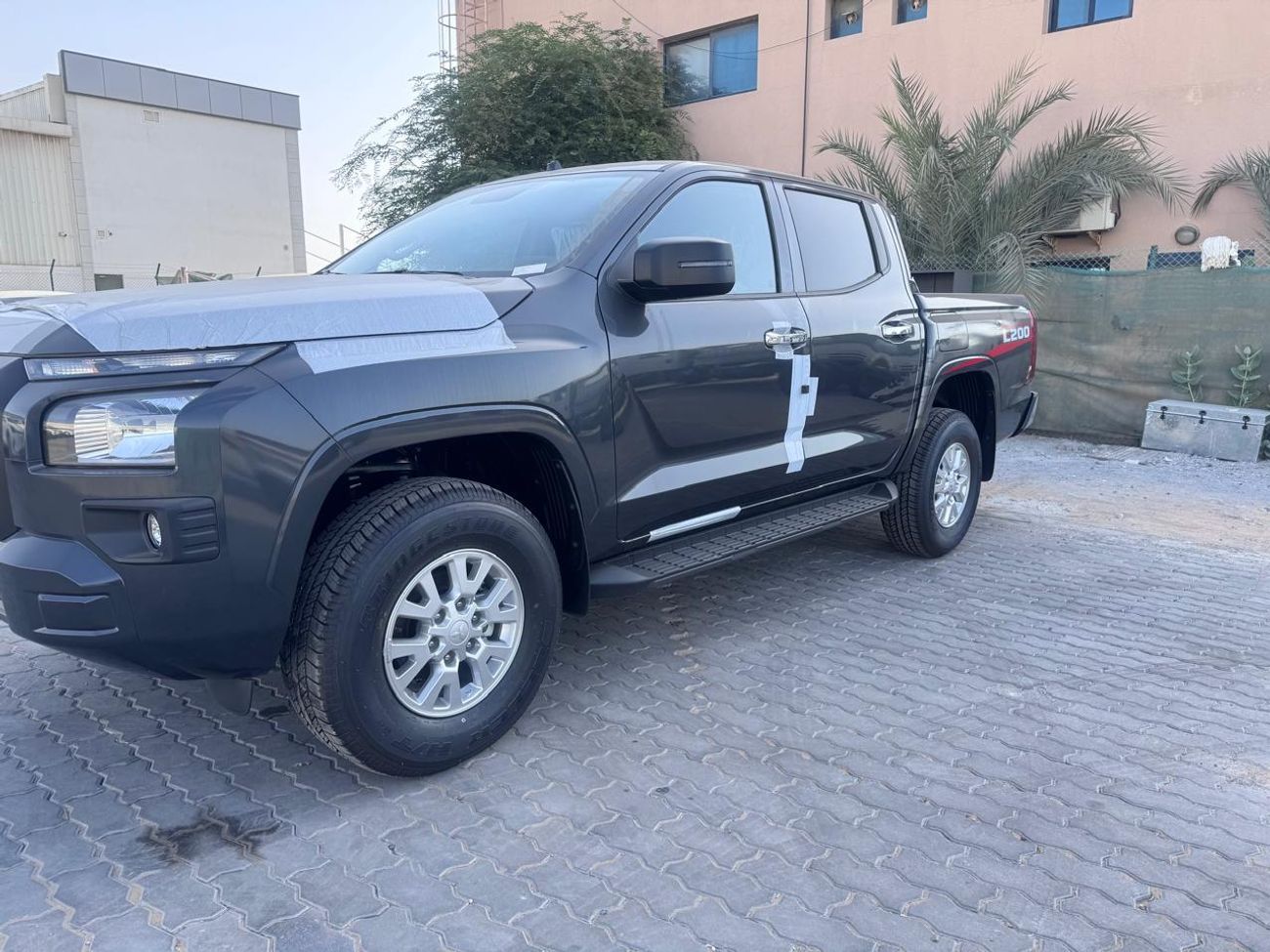 Mitsubishi L200 MITSUBISHI L200 Petrol Double Cabin 4WD 5MT 2.5L GLX - Basic Option _Grey