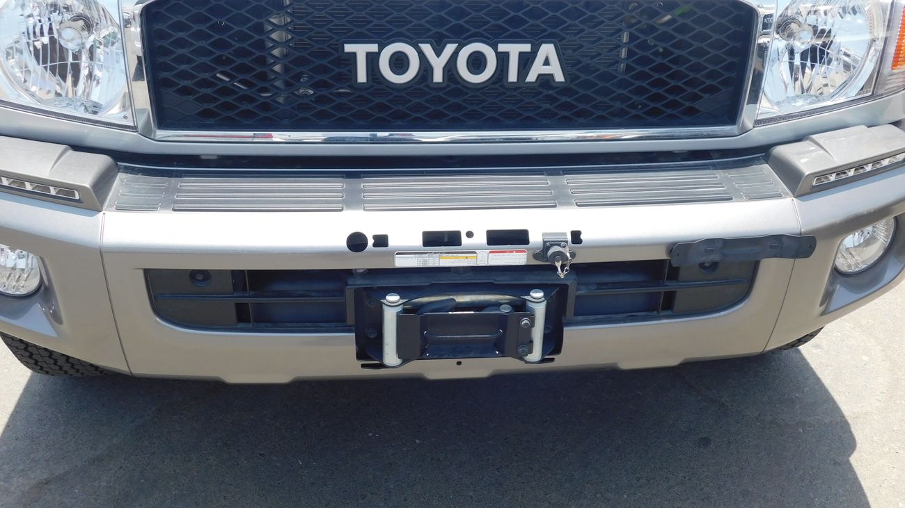 Toyota Land Cruiser Pick Up 79 DOUBLE CAB LX LIMITED V8 4.5L DIESEL 6 SEAT MANUAL TRANSMISSION