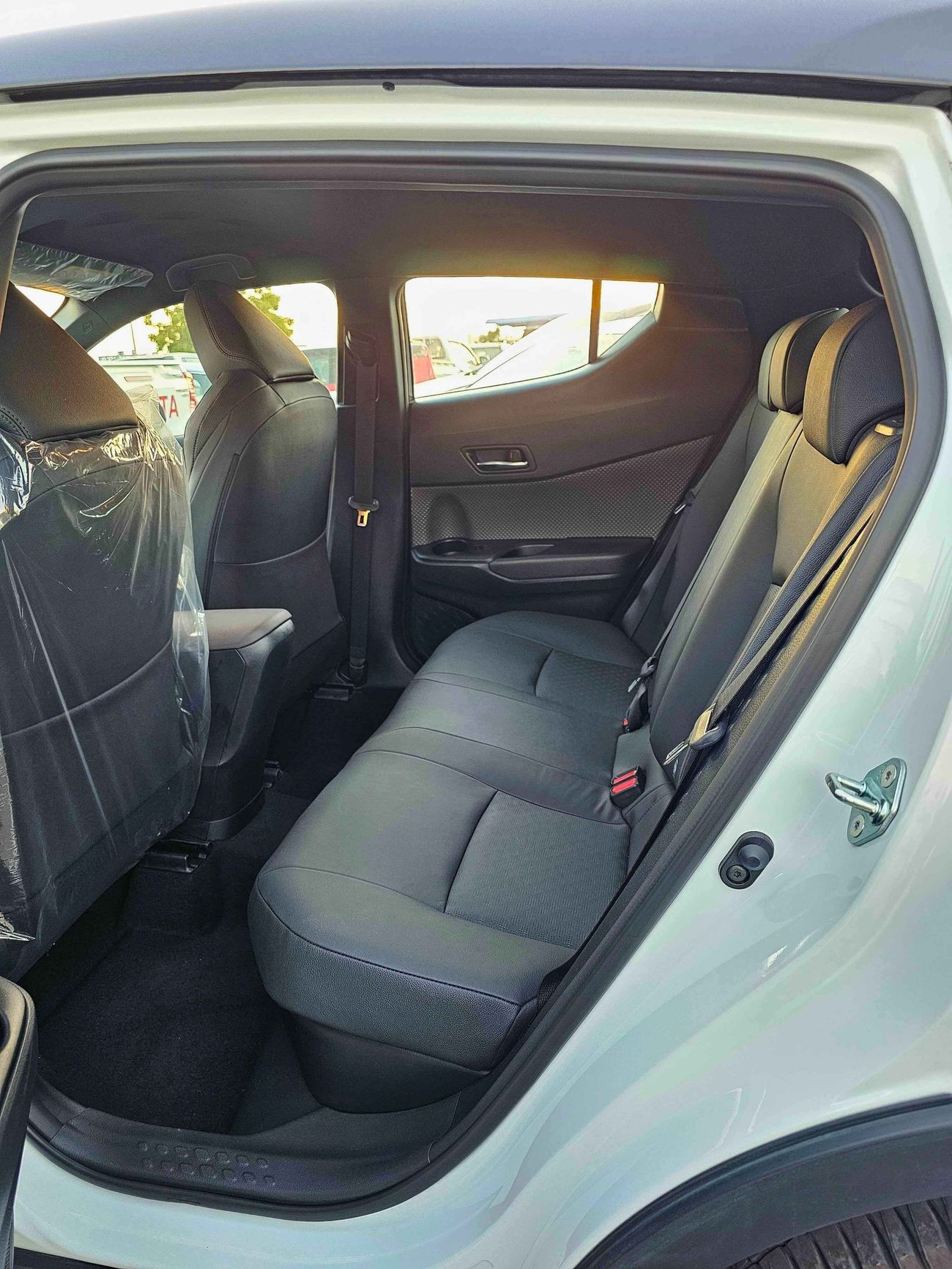 Toyota CHR LUXURY / 1.8L HYBRID / DOUBLE TONE / PUSH START / LEATHER SEATS / FULL OPTION (CODE# 67991)