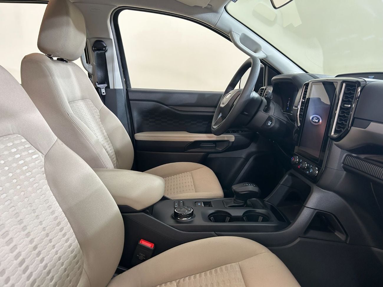 فورد ايفرست XLS / AL TAYER MOTORS AL QOUZ SHOWROOM