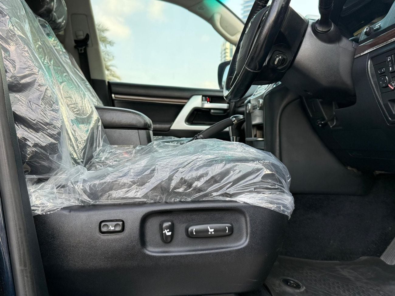 Toyota Land Cruiser 200 Series VX update to Sahara shape