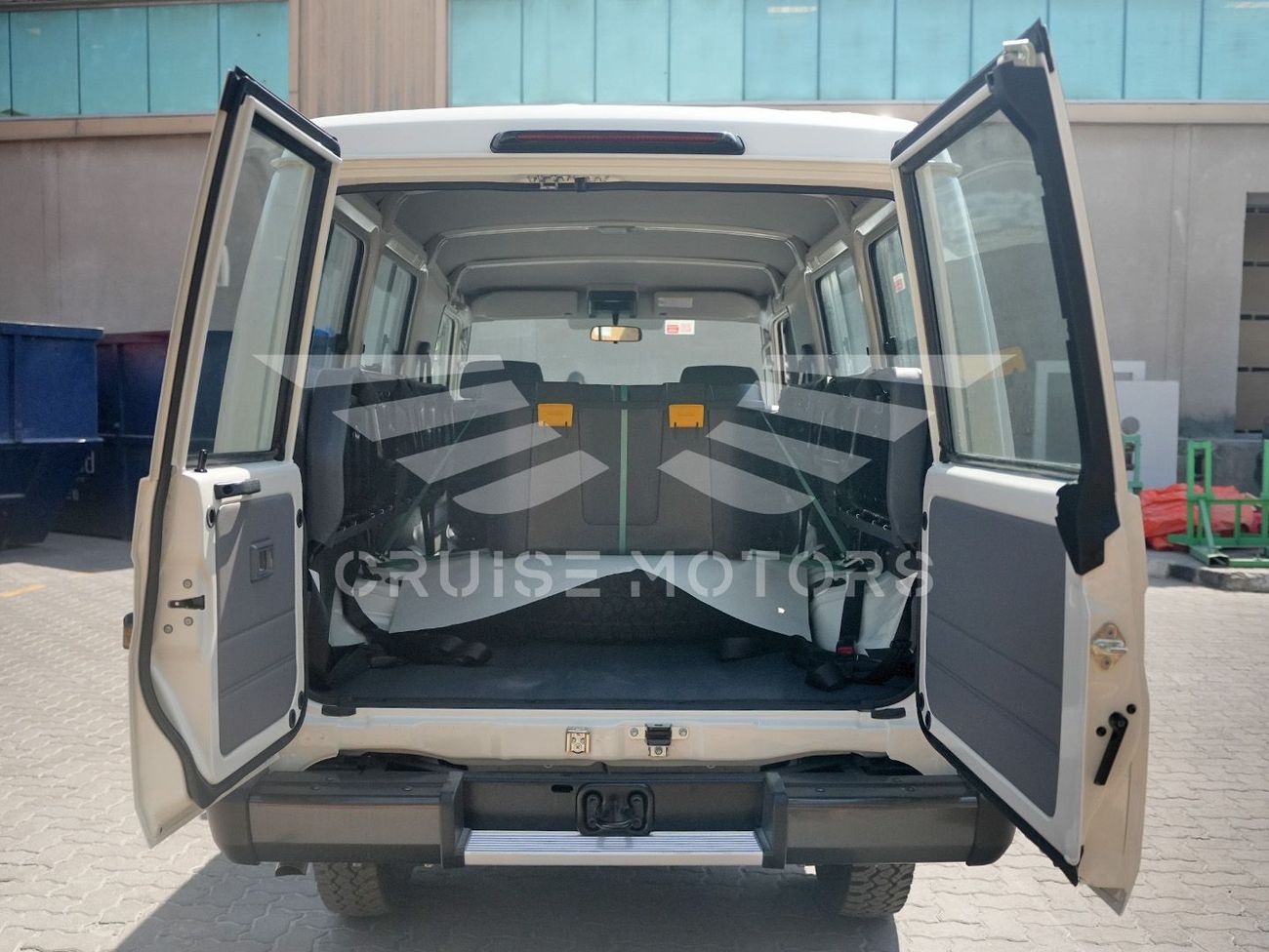 Toyota Land Cruiser 70 LC 78 - Manual - 4.2L - Diesel - HardTop - Station wagon - 4x4 - 13 Seats - 3 Door