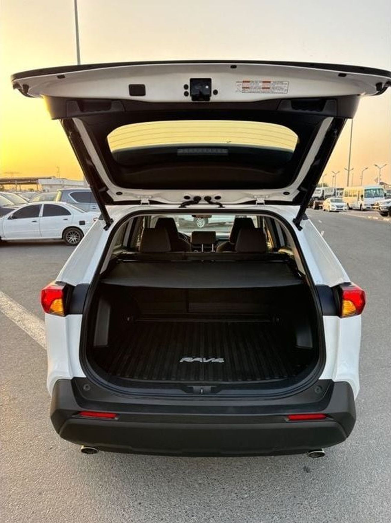 تويوتا راف ٤ 2022 HYBRID LIMITED SUNROOF FULL OPTION CLEAN TITLE UAE PASS