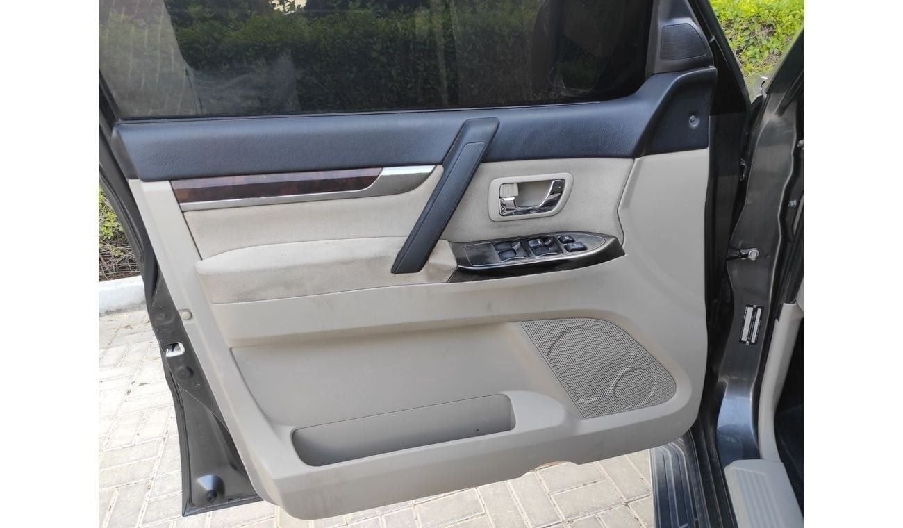 Mitsubishi Pajero GLS 3.5L (186 HP) (7 Seater) Mitsubishi pajero 2013  full automatic