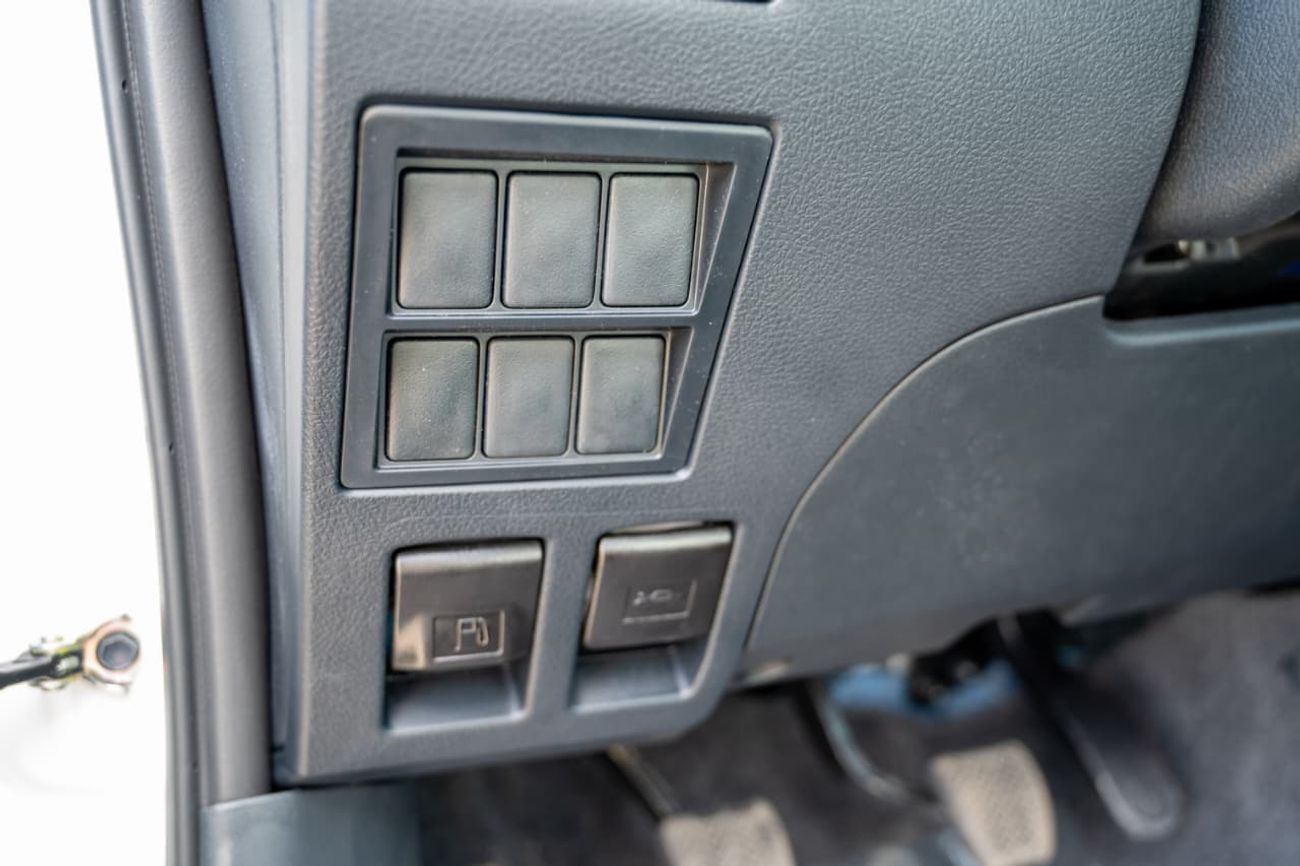 تويوتا هيلوكس 2.4GD | Manual | Diesel | Pickup Truck | Four Wheel Drive | 5 Seats | 4 Door