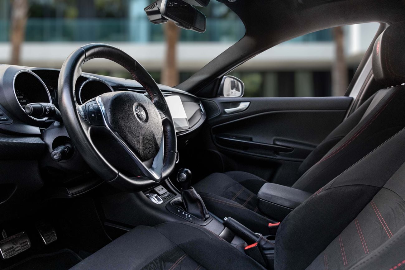 ألفا روميو جوليتا Giulietta | 784 P.M | 0% Downpayment | Veloce | Alfa Romeo Service History!