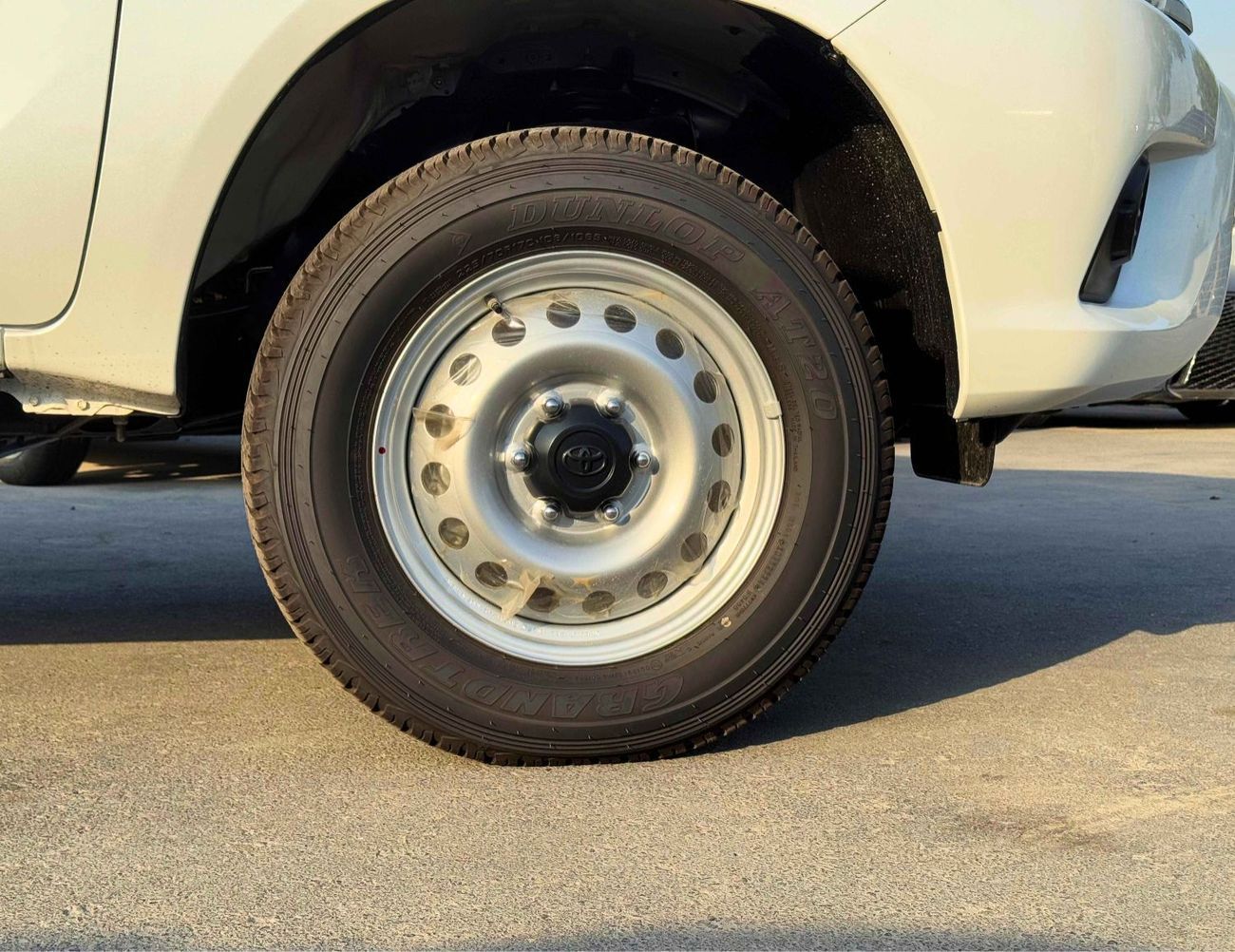 تويوتا هيلوكس BASIC DOUBLE CABIN / 2.4L DIESEL A/T / CHROME HANDLE & REAL CHROME BUMPER (CODE # HD)