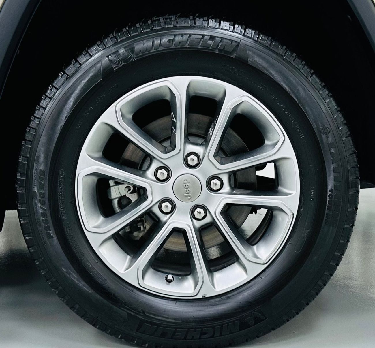Jeep Grand Cherokee Limited GCC .. Original  Paint .. Perfect Condition .. Full Options .. V6