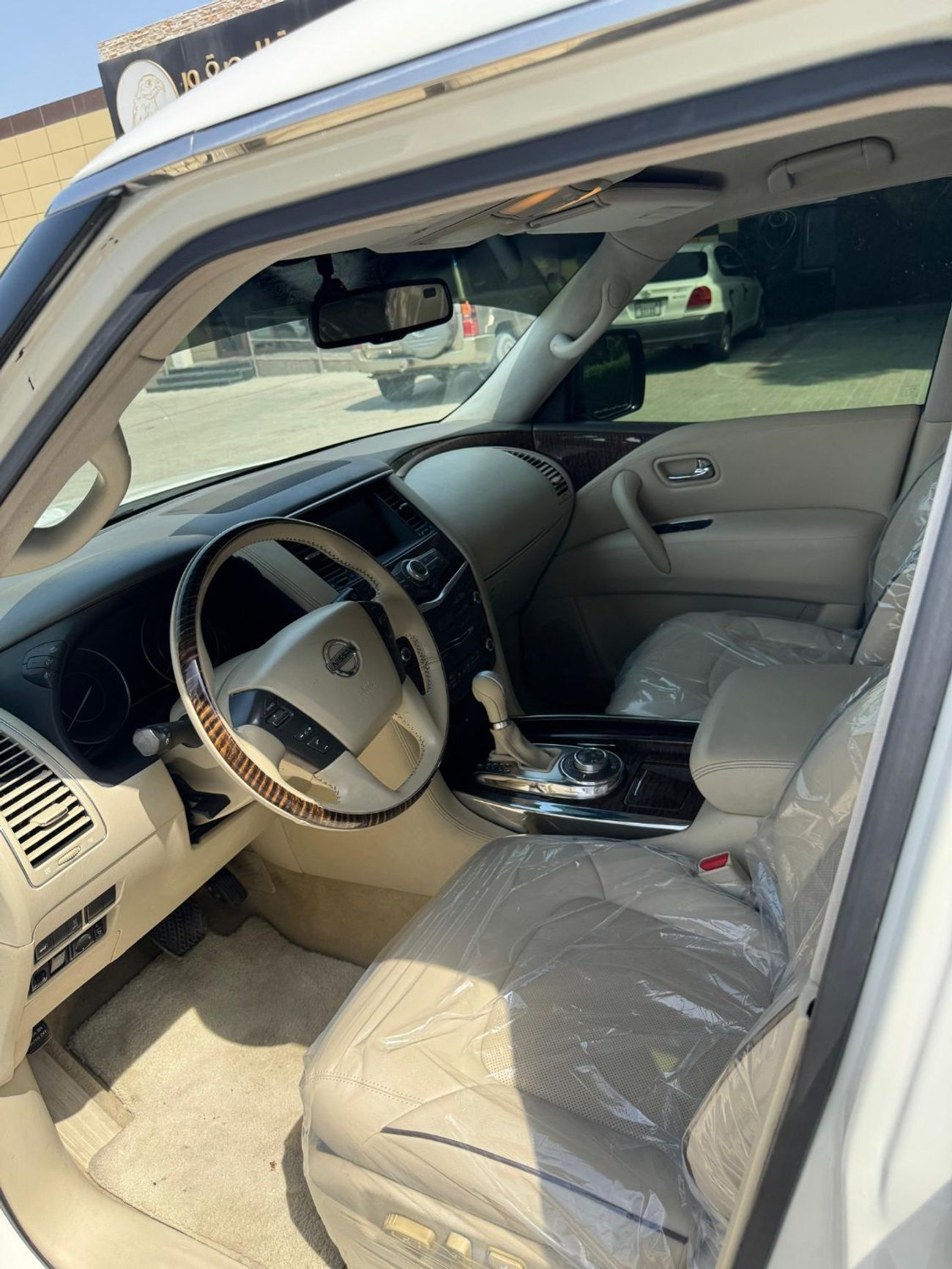 نيسان باترول Nissan patrol 2010 V8 big engine Gcc Full options