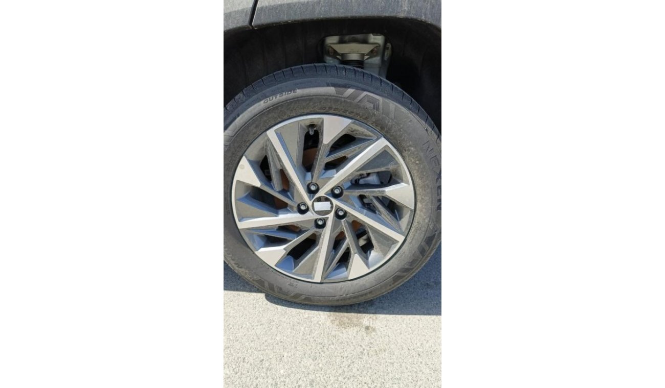 Hyundai Tucson 2.0 L , rims 18
