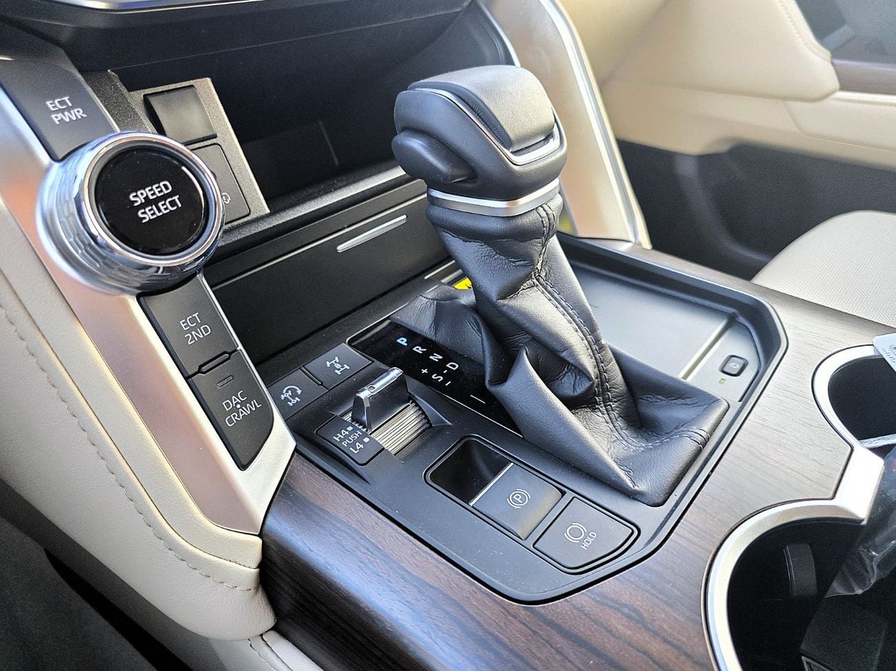 تويوتا لاند كروزر GXR Toyota Land Cruiser LC300 AERO S 4.0L A/T V6 4WD GCC White Color 2026 Model