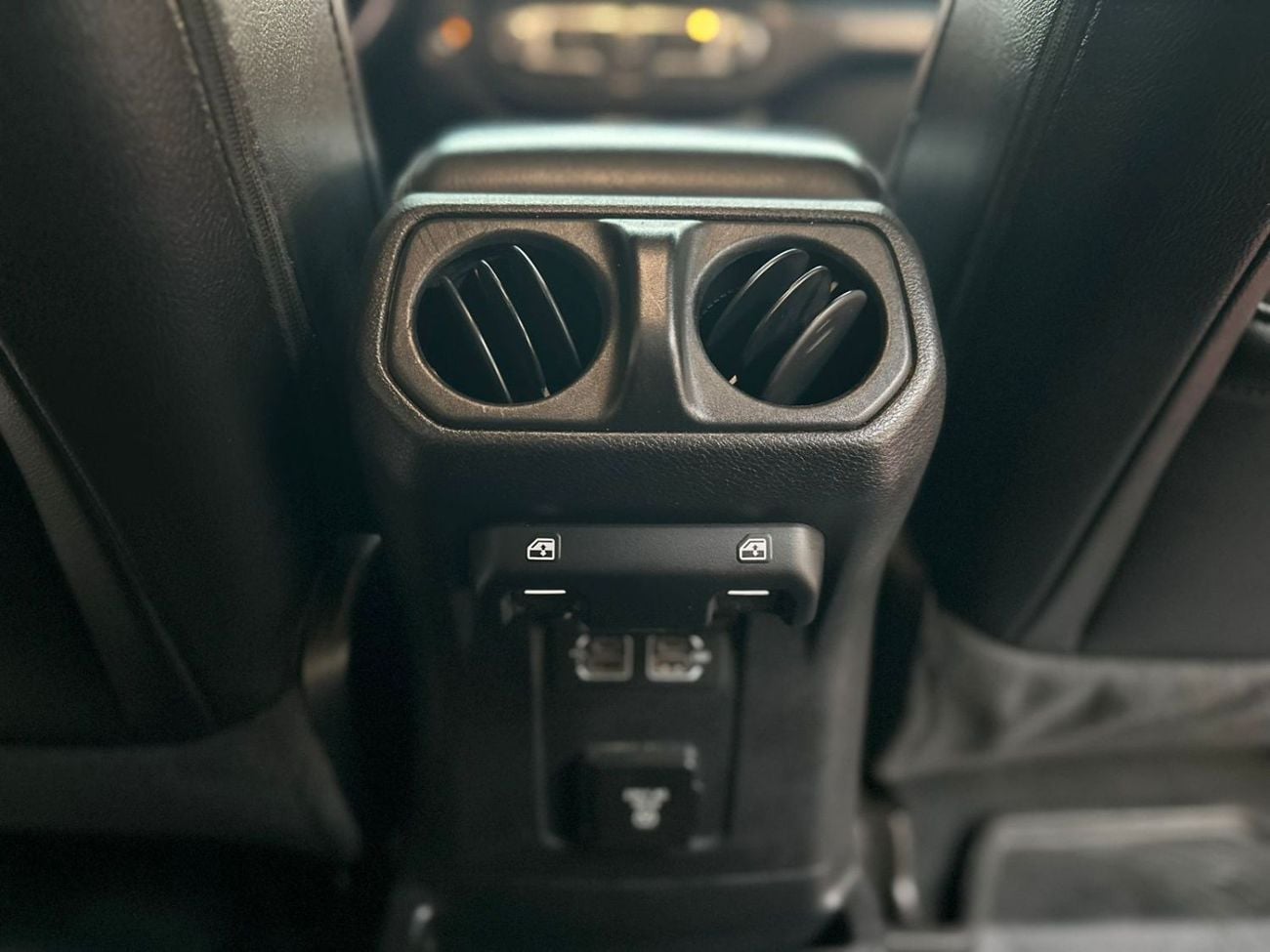Jeep Wrangler Unlimited SAHARA 3.6L Pentastar V6 - 6-cylinder 8-speed automatic